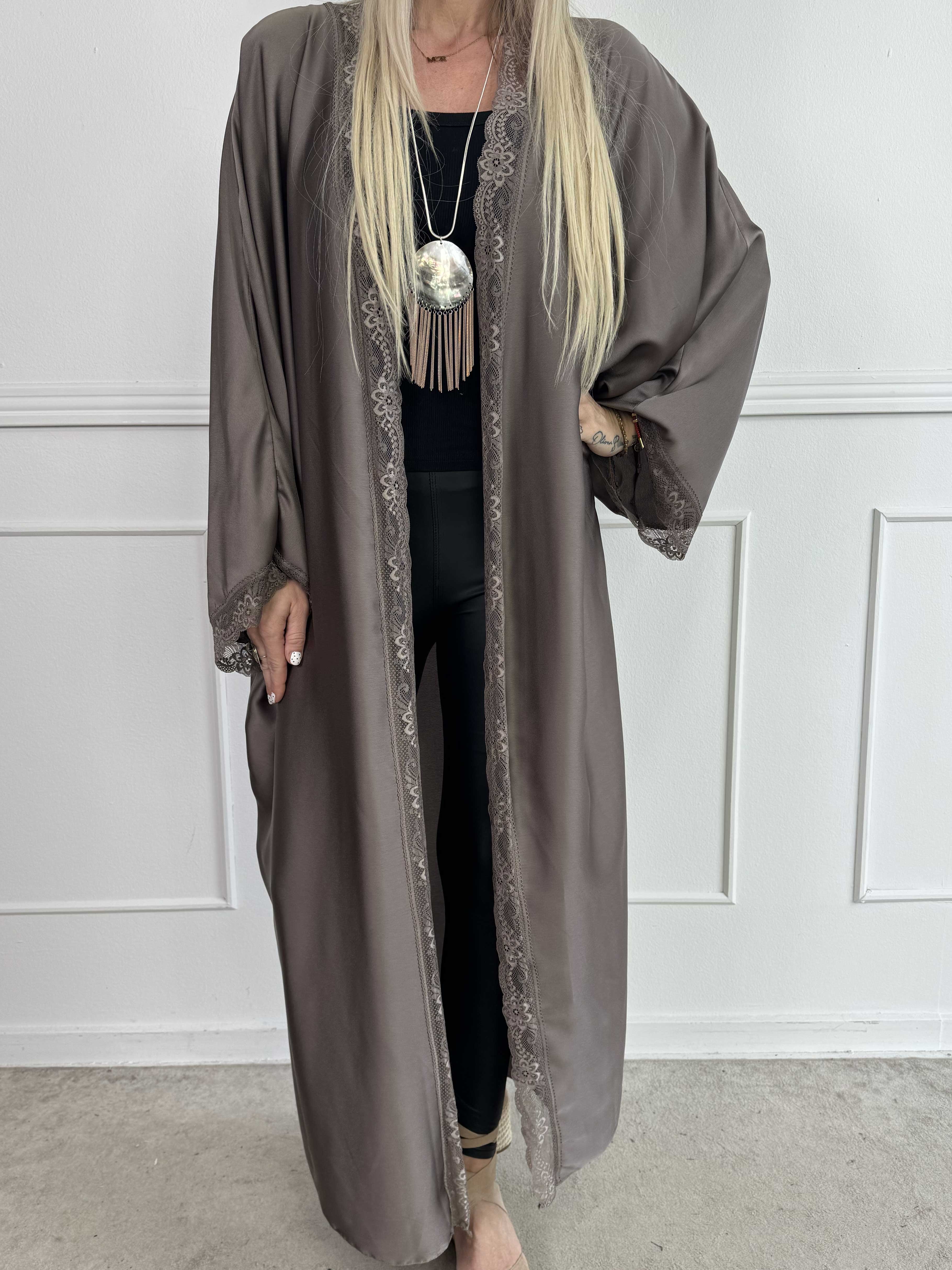 Deiene - Lang kimono i silkelook med elegant blondekant for et let og sofistikeret udtryk